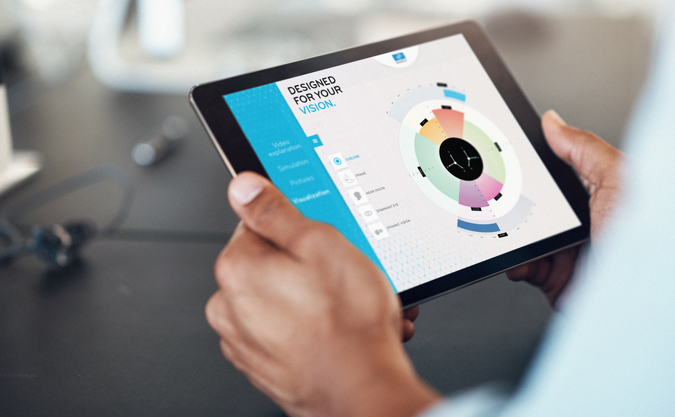 essilor interface design ux ui mains hands ipad tablette frappa