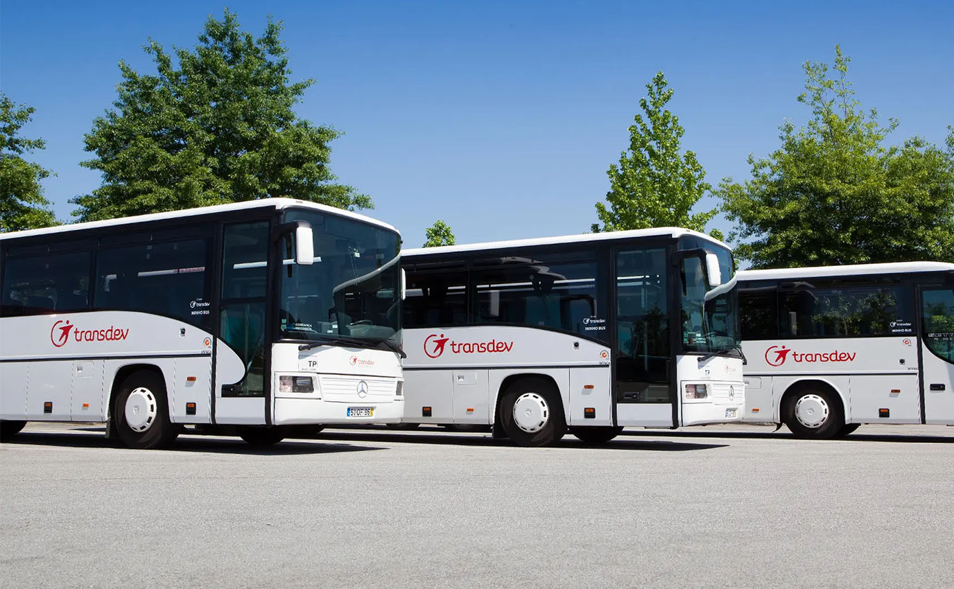 transdev vehicule blanc white vehicle bus group design logo marque branding frappa