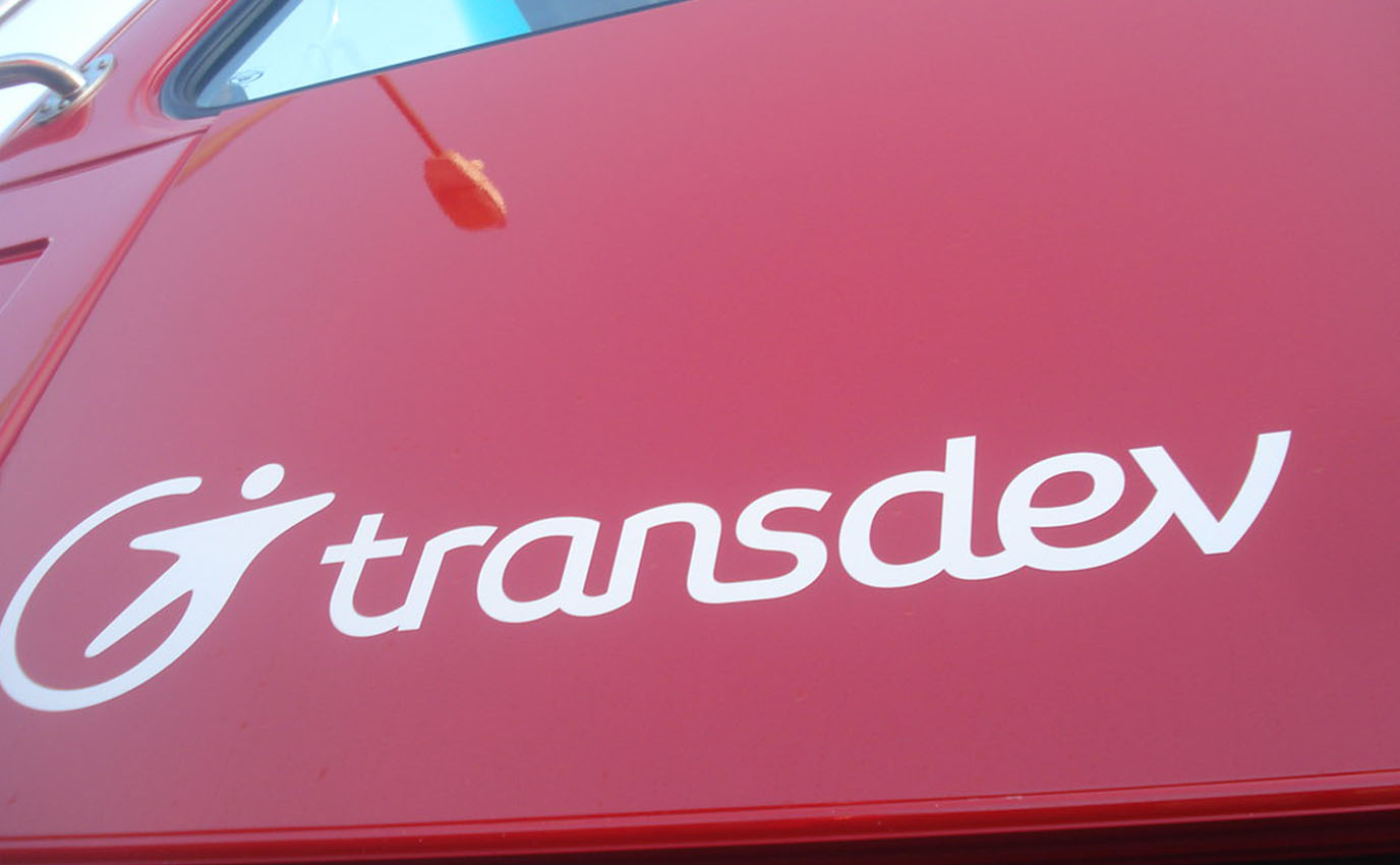 transdev vehicule rouge red vehicle design logo marque close up zoom frappa